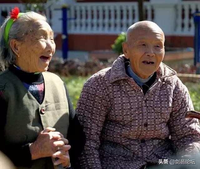 百岁爷爷给五旬老人发红包，传承与祝福的美好瞬间