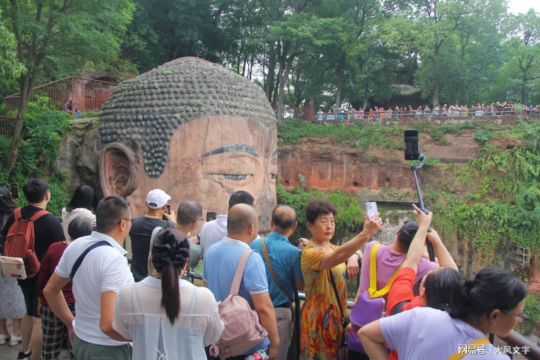 女子拿走乐山大佛祈福池钱引发深思，事件背后的反思与启示