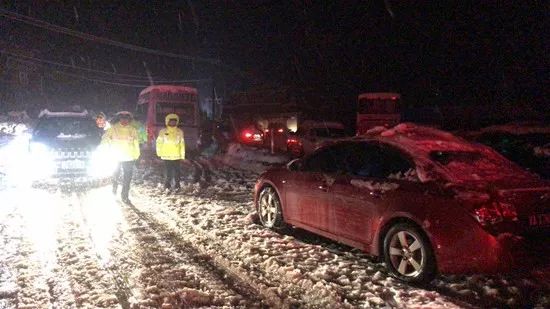 河南暴雪被困车主的坚韧与互助，挑战中的生存故事