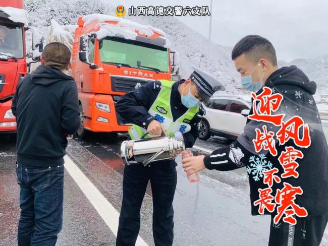 辽宁出动万名交警应对强降雪，全力保障道路安全通行